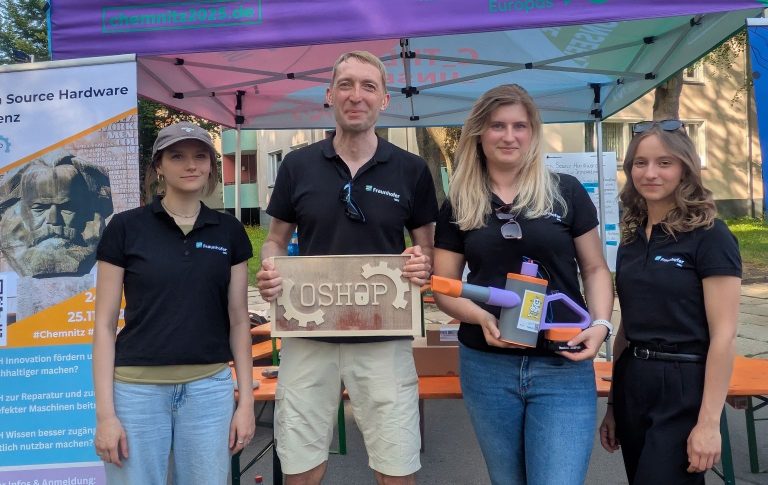 Natalie Früholz, Chris Drechsler, Lisa Helbig und Joe-Ann Weigelt vertreten Oshop mit ihrem Stand auf dem Kosmos Festival