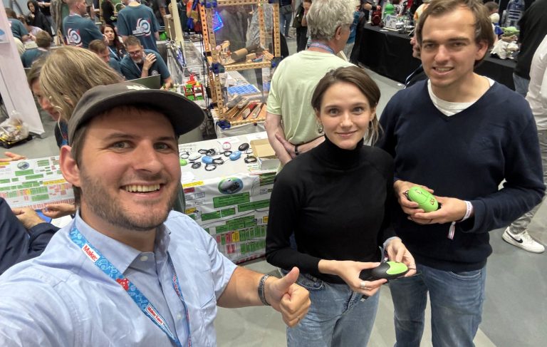 Natalie Früholz und Florian Rabis bei der Maker Faire Hannover 2025