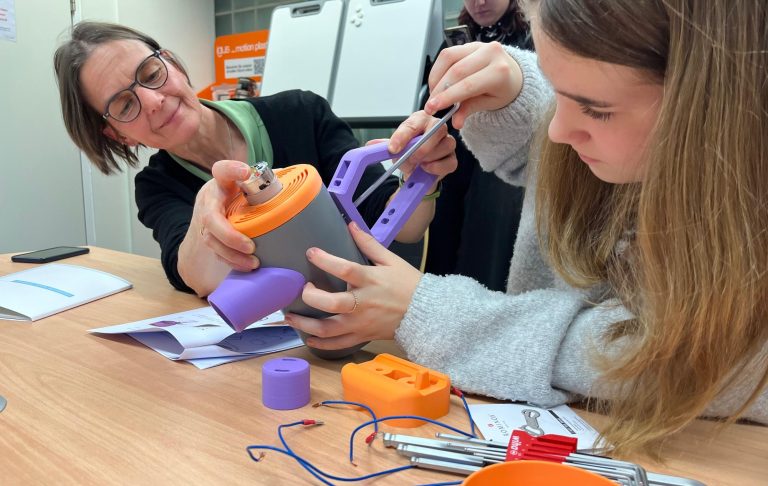 Bei der Girls Academy wird ein Open Cyclone Staubsauger zusammengebaut
