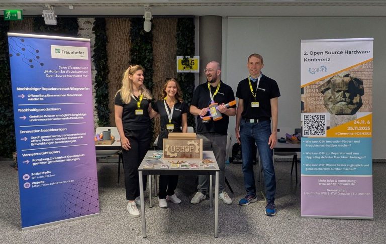Lisa Helbig, Joe-Ann Weigelt, Maximilian Stange und Chris Drechsler mit ihrem Oshop-Stand bei der Makers United